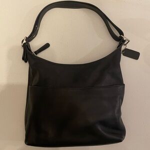 Vintage Coach Elegant Black Leather Shoulder Bag